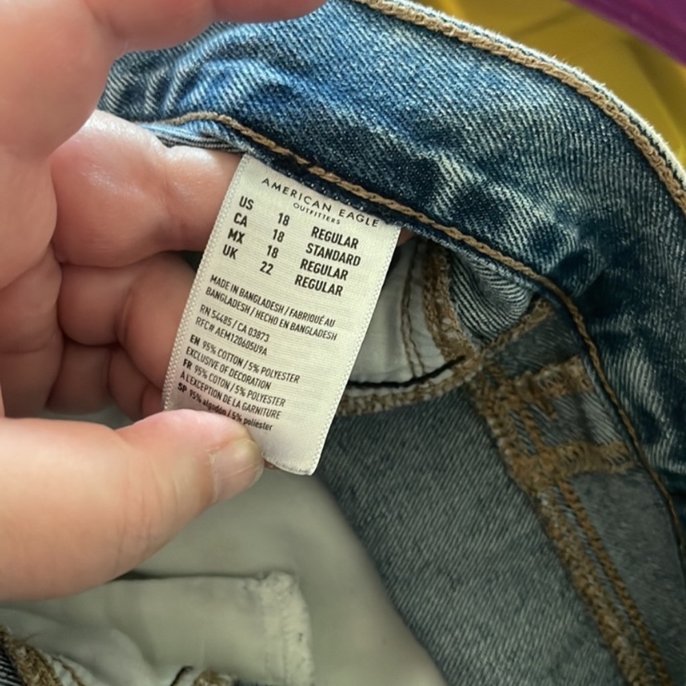 AMERICAN EAGLE 18R Mom Jean Straight Leg High Rise